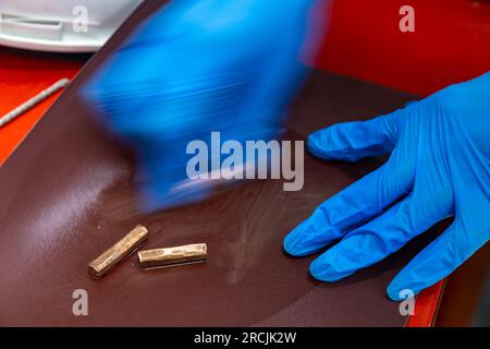 (230715) -- XICHANG, 15. Juli 2023 (Xinhua) -- Ein Forscher reibt die Oxidschicht von Kupferproben, um eine Strahlenuntersuchung im China Jinping Underground Laboratory in Südwestchina der Provinz Sichuan durchzuführen, 3. Juli 2023. Der Berg Jinping befindet sich im Abflussbecken des Flusses Yalong, dem größten Nebenfluss des Flusses Jinsha, und hat die höchste Höhe von 4.410 Metern. Das China Jinping Underground Laboratory (CJPL) befindet sich in der Mitte des 17,5 Kilometer langen Jinping-Tunnels in der Provinz Sichuan im Südwesten Chinas. Das 2010 eingeweihte Labor ist eine unterirdische Forschungseinrichtung Stockfoto