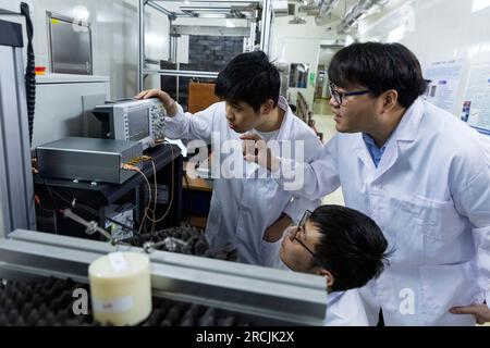 (230715) -- XICHANG, 15. Juli 2023 (Xinhua) -- Dr. Yang Litao (R) arbeitet mit den Forschern Liang Yifan (L) und Wang Yufeng am China Jinping Underground Laboratory in der Provinz Sichuan im Südwesten Chinas zusammen, 3. Juli 2023. Der Berg Jinping befindet sich im Abflussbecken des Flusses Yalong, dem größten Nebenfluss des Flusses Jinsha, und hat die höchste Höhe von 4.410 Metern. Das China Jinping Underground Laboratory (CJPL) befindet sich in der Mitte des 17,5 Kilometer langen Jinping-Tunnels in der Provinz Sichuan im Südwesten Chinas. Das 2010 eingeweihte Labor ist eine unterirdische Forschungseinrichtung wi Stockfoto