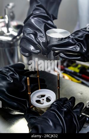 (230715) -- XICHANG, 15. Juli 2023 (Xinhua) -- Forscher experimentieren am China Jinping Underground Laboratory in der Provinz Sichuan im Südwesten Chinas, 3. Juli 2023. Der Berg Jinping befindet sich im Abflussbecken des Flusses Yalong, dem größten Nebenfluss des Flusses Jinsha, und hat die höchste Höhe von 4.410 Metern. Das China Jinping Underground Laboratory (CJPL) befindet sich in der Mitte des 17,5 Kilometer langen Jinping-Tunnels in der Provinz Sichuan im Südwesten Chinas. Das 2010 eingeweihte Labor ist eine unterirdische Forschungseinrichtung mit einer Steindecke von etwa 2.400 Metern. CJPL-I, Stockfoto