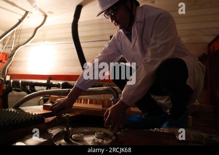(230715) -- XICHANG, 15. Juli 2023 (Xinhua) -- Doktor Yang Litao überprüft den Betrieb der Versuchsanlage im China Jinping Underground Laboratory in der Provinz Sichuan im Südwesten Chinas, 3. Juli 2023. Der Berg Jinping befindet sich im Abflussbecken des Flusses Yalong, dem größten Nebenfluss des Flusses Jinsha, und hat die höchste Höhe von 4.410 Metern. Das China Jinping Underground Laboratory (CJPL) befindet sich in der Mitte des 17,5 Kilometer langen Jinping-Tunnels in der Provinz Sichuan im Südwesten Chinas. Das 2010 eingeweihte Labor ist eine unterirdische Forschungseinrichtung mit einem Felsen Stockfoto