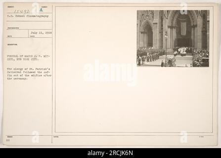 St. Patrick's Cathedral Klerus verlässt die Kirche nach der Bestattungszeremonie von Major J. P. Mitchell in New York City. Foto aufgenommen am 11. Juli 1918. Bild stammt aus den USA Schulkinematographie. Stockfoto