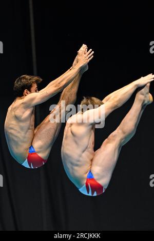 Fukuoka, Japan. 15. Juli 2023. Jules Bouyer (L)/Alexis Jandard aus Frankreich treten am 15. Juli 3m 2023 in Fukuoka, Japan, beim synchronisierten Springboard-Finale der Wasserweltmeisterschaft 2023 für Männer an. Kredit: Zhang Xiaoyu/Xinhua/Alamy Live News Stockfoto