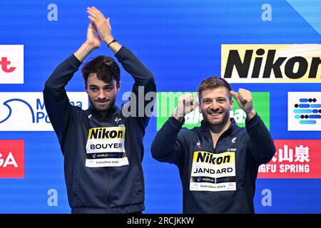 Fukuoka, Japan. 15. Juli 2023. Jules Bouyer (L)/Alexis Jandard aus Frankreich reagieren während der Medaillenzeremonie nach dem synchronisierten Springboard-Finale der Wasserweltmeisterschaft 3m für Männer 2023 in Fukuoka, Japan, am 15. Juli 2023. Kredit: Zhang Xiaoyu/Xinhua/Alamy Live News Stockfoto