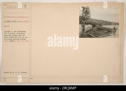 Soldaten der B-Kompanie, 6. Ingenieure, 3. Division, starten ein gefangenes deutsches Boot auf der Marne, um eine Pontonbrücke zu bauen. Das Foto wurde am 24. Juli 1918 in Mezy, Frankreich, von Pvt. J. E. Gibbon, S.C. aufgenommen Es wurde später vom A.E.F. Censor genehmigt. Stockfoto