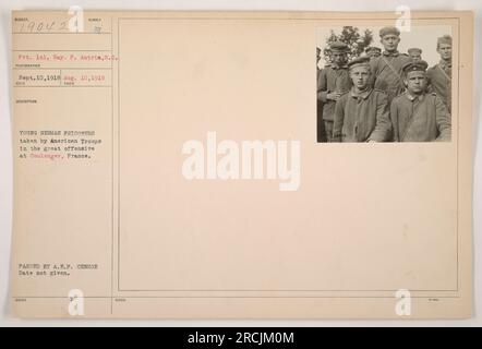 Pvt. Ray P. Antrim fotografiert an einem unbekannten Datum während der großen Offensive in Coulonges, Frankreich, junge deutsche Gefangene, die von amerikanischen Truppen gefangen genommen wurden. Das Foto wurde am 10. September 1918 mit der Beschreibung "JUNGE DEUTSCHE GEFANGENE" empfangen und katalogisiert. Er hat den A.E.P.-Zensor bestanden und ist mit der eindeutigen Identifikationsnummer 214012 gekennzeichnet. Stockfoto