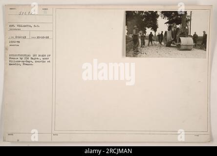 Soldaten der 23. Ingenieure werden während des Ersten Weltkriegs beim Wiederaufbau von Straßen in Villers-en-Haye, Meurthe et Moselle, Frankreich, beobachtet Dieses Bild wurde von Sergeant Villaneva am 14. April 1919 aufgenommen. Das Foto ist Teil einer Sammlung mit der Ausweisnummer 100 und wurde am 10. Oktober 1918 um 1524-78 Uhr aufgenommen. Hinweise auf dem Bild lauten: „Ausgabe: Rekonstruktion der Straßen Frankreichs durch 234 Engrs.“ Stockfoto