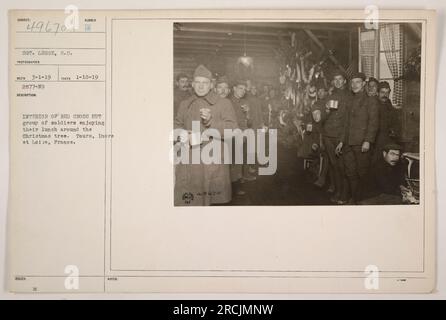 Soldaten essen während des Ersten Weltkriegs in einer Hütte des Roten Kreuzes zu Mittag. Das Foto wurde am 10. Januar 1919 in Tours, Indre et Loire, Frankreich, aufgenommen. Die Nummer für dieses Foto ist 2877-N9. Der Fotograf war S.C. Legge. Stockfoto