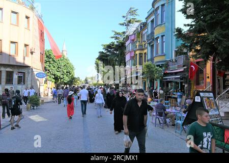 Blick auf eine Straße mit Geschäften und Restaurants in der Gegend Sultanahmet in Istanbul, Türkei Stockfoto