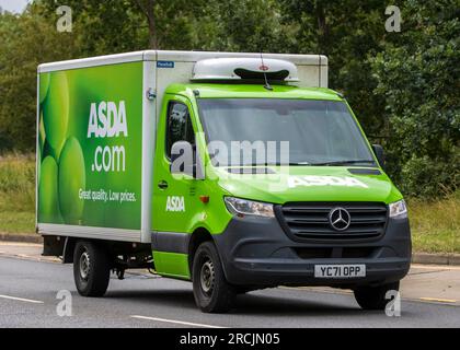 Milton Keynes, Großbritannien - Juli 13. 2023: 2021 MERCEDES-BENZ SPRINTER ASDA LIEFERWAGEN Stockfoto