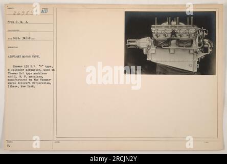 Dieses Foto zeigt eine Nahaufnahme eines Flugzeugmotors, der als AU Thomas 135 H.P. bekannt ist Es handelt sich um ein 8-Zylinder-Aerometer vom Typ „V“, das in Thomas Maschinen vom Typ D-5 und L.W. P. verwendet wird. Der Motor wird von der Thomas-Morse Aircraft Corporation in Ithaca, New York, hergestellt. Stockfoto