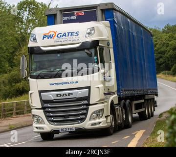 Milton Keynes, Großbritannien - Juli 13. 2023: 2021 P W Gates DAF-Lkw, der auf einer englischen Straße fährt. Stockfoto