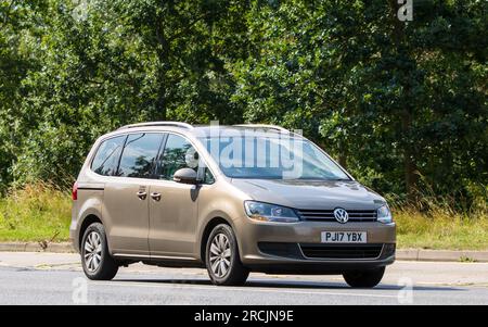 Milton Keynes, Großbritannien - Juli 13. 2023: 2017 VOLKSWAGEN SHARAN Auto fährt auf einer englischen Straße. Stockfoto