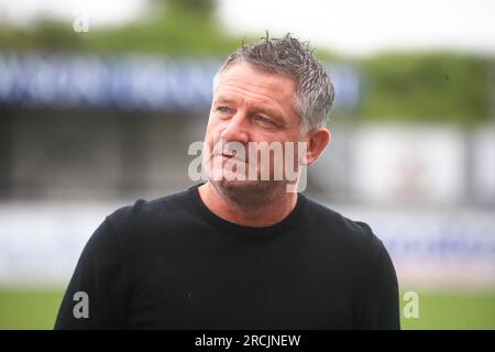 15. Juli 2023; Balmoral Stadium, Cove Bay, Aberdeenshire, Schottland: Pre Season Football Friendly Cove Rangers versus Dundee; Dundee Manager Tony Docherty inspiziert das Spielfeld vor dem Spiel Stockfoto