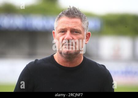 15. Juli 2023; Balmoral Stadium, Cove Bay, Aberdeenshire, Schottland: Pre Season Football Friendly Cove Rangers versus Dundee; Dundee Manager Tony Docherty inspiziert das Spielfeld vor dem Spiel Stockfoto