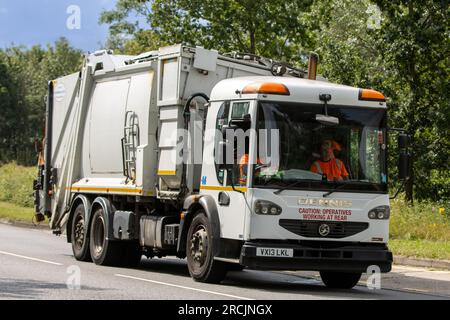 Milton Keynes, Großbritannien - Juli 13. 2023: 2013 weißer Müllwagen von Dennis, der auf einer englischen Straße fährt. Stockfoto