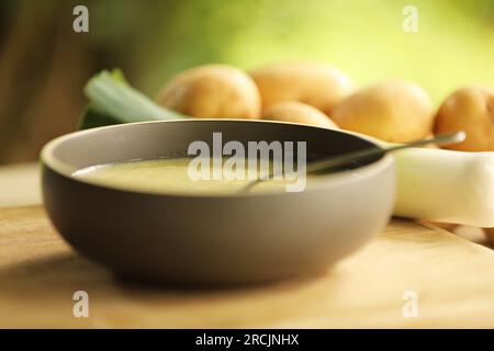 Leckage und Kartoffelsuppe in einer braunen Schale Stockfoto
