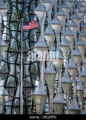 Neun Elms, London, Großbritannien: US-Flagge oder Stars and Stripes, gesehen außerhalb der Botschaft der Vereinigten Staaten von Amerika in London. Die US-Botschaft ist in neun Elms Stockfoto
