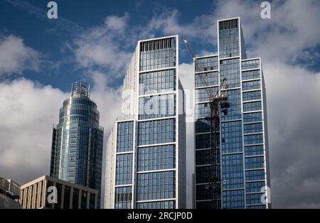 Nine Elms, London, Großbritannien: Tall Buildings in Nine Elms, London. (L-R): St George Wharf Tower, River Tower (Park Hyatt) und City Tower. Stockfoto