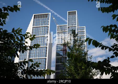 9 Elms, London, Vereinigtes Königreich: Tall Buildings in Nine Elms: River Tower (Park Hyatt) (L) und City Tower (R), aus denen die One Nine Elms-Entwicklung besteht. Stockfoto