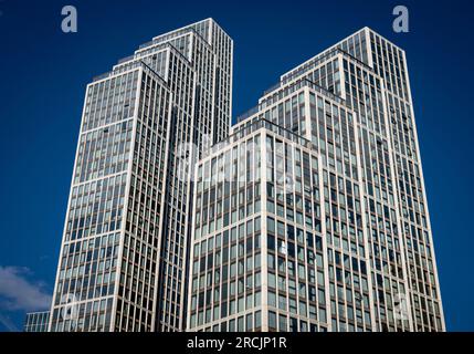 9 Elms, London, Vereinigtes Königreich: Hohe Gebäude in der umgebauten Gegend von Nine Elms in London: Die Wohntürme von One Thames City. Stockfoto