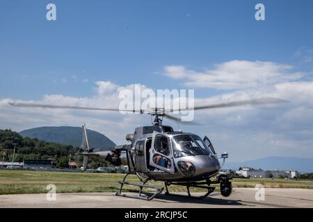 Annemasse, Frankreich. 15. Juli 2023. Das Bild zeigt die Hubschrauber, die während der Tour de France in Annemasse, Frankreich, am Samstag, den 15. Juli 2023 Sichtkontakt bieten. Die diesjährige Tour de France findet vom 01. Bis 23. Juli 2023 statt. BELGA FOTO DAVID PINTENS Kredit: Belga News Agency/Alamy Live News Stockfoto