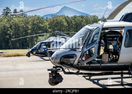 Annemasse, Frankreich. 15. Juli 2023. Das Bild zeigt die Hubschrauber, die während der Tour de France in Annemasse, Frankreich, am Samstag, den 15. Juli 2023 Sichtkontakt bieten. Die diesjährige Tour de France findet vom 01. Bis 23. Juli 2023 statt. BELGA FOTO DAVID PINTENS Kredit: Belga News Agency/Alamy Live News Stockfoto