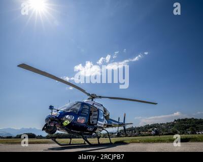 Annemasse, Frankreich. 15. Juli 2023. Das Bild zeigt die Hubschrauber, die während der Tour de France in Annemasse, Frankreich, am Samstag, den 15. Juli 2023 Sichtkontakt bieten. Die diesjährige Tour de France findet vom 01. Bis 23. Juli 2023 statt. BELGA FOTO DAVID PINTENS Kredit: Belga News Agency/Alamy Live News Stockfoto