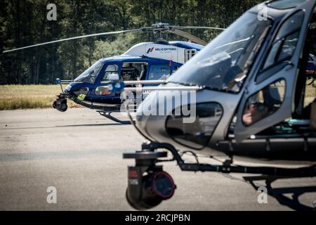 Annemasse, Frankreich. 15. Juli 2023. Das Bild zeigt die Hubschrauber, die während der Tour de France in Annemasse, Frankreich, am Samstag, den 15. Juli 2023 Sichtkontakt bieten. Die diesjährige Tour de France findet vom 01. Bis 23. Juli 2023 statt. BELGA FOTO DAVID PINTENS Kredit: Belga News Agency/Alamy Live News Stockfoto