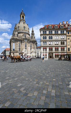 Dresden, Deutschland. 14. Juli 2023. Blick auf die Frauenkirche und das Martin-Luther-Denkmal auf dem Neumarktplatz in der Altstadt. Kredit: Robert Michael/dpa/Alamy Live News Stockfoto