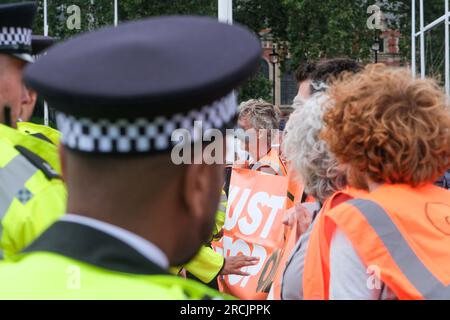 Parliament Square, London, Großbritannien. 15. Juli 2023 Mitglieder von Just Stop Oil protestieren auf dem Parliament Square. Kredit: Matthew Chattle/Alamy Live News Stockfoto