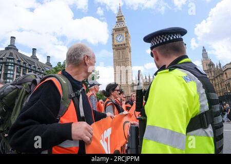 Parliament Square, London, Großbritannien. 15. Juli 2023 Mitglieder von Just Stop Oil protestieren auf dem Parliament Square. Kredit: Matthew Chattle/Alamy Live News Stockfoto