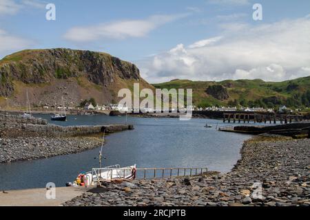 Ellenabeich auf Seil Island vom Pier auf Easdale Island, Schottland aus gesehen Stockfoto