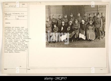 Gruppenfoto von Offizieren und Krankenschwestern im Lagerkrankenhaus Nr. 9 in Chateauvillain, Haute Marne, Frankreich. Die hintere Reihe umfasst 1. Lire. Julius E. Alter, F.M. Wilson und Freeman P. Brown, unter anderem. In der ersten Reihe ist Captain J.L. Engle, Miss Rosa Hall, Miss Alison Martin und Major C.W. Barron, unter anderem. Aufgenommen am 3/1/1919. Stockfoto