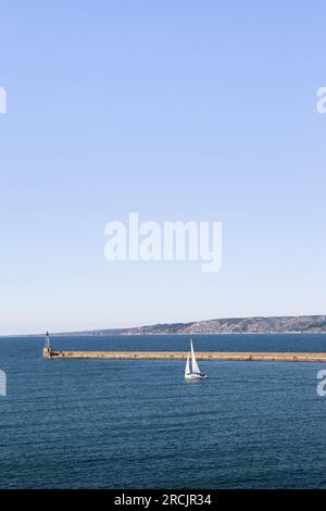 Segelboot verlässt den Hafen von Marseille in Frankreich Stockfoto