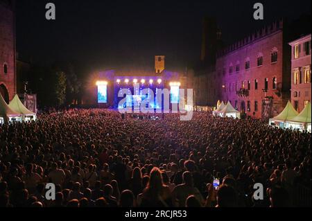 Mantua, Italien. 14. Juli 2023. Fans auf der piazza Sordello, die während des Live-Konzerts von One Republic ein OneRepublic-Konzert besuchen - 2023, Musikkonzert in Mantua, Italien, Juli 14 2023 Kredit: Independent Photo Agency/Alamy Live News Stockfoto