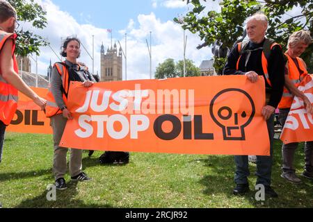 Parliament Square, London, Großbritannien. 15. Juli 2023 Mitglieder von Just Stop Oil protestieren auf dem Parliament Square. Kredit: Matthew Chattle/Alamy Live News Stockfoto