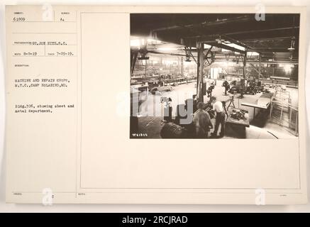 Bild der Reparatur- und Maschinenwerkstätten in Camp Holabird, MD. Das Gebäude im Fokus ist Gebäude 306, insbesondere die Blech- und Metallabteilung. Das Foto wurde am 29. Juli 1919 vom Fotografen Joe Hitz aufgenommen. Referenznummer: 61809. Stockfoto