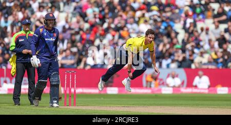 Aufgenommen in Birmingham, Großbritannien, am 15. Juli 2023 im Warwickshire County Cricket Club, Edgbaston. Abgebildet ist John Turner in Hampshire in Action Bowling während des Vitality Blast Semi Finales 2023 zwischen Essex und Hampshire Image ist nur für redaktionelle Zwecke - Anerkennung an Stu Leggett über Alamy Live News Stockfoto