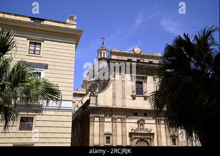 Malerischer Blick von der Fassade auf das Barock, Rokoko, Chiesa Santa Caterina d'Alessandria im Renaissance-Stil auf der Piazza Bellini in Palermo Sizilien, Italien. Stockfoto