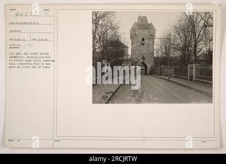 Alte Steinmauer und Tore rund um die Stadt Ahrmeiler aus dem Mittelalter. Die Tore sind gut erhalten und dieses Foto zeigt das Tor am südlichen Ende der Stadt. Aufgenommen von Sgt. Z. B. Hamlin, vergab am 2. Januar 1919 die Fotograf-Nummer RECO-28-19. Ein Foto, das während des 1. Weltkriegs aufgenommen wurde Stockfoto