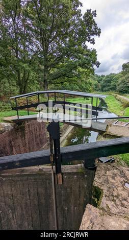 Wey Navigation und Basingstoke Canal die gesamte Route sperrt Kanalboote Radweg Stockfoto