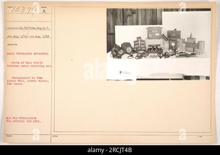 LT. Zalibra, eine Fotografin des Signalkorps, machte dieses Foto am 5. August 1918. Die Abbildung zeigt Teile eines Empfangsgeräts des Typs SCR-59 für Flugzeuge, insbesondere das Sumer Radio Telegraphy-Gerät. Das Foto wurde im Camp Alfred Vail in Little Silver, New Jersey, aufgenommen. Dieses Bild darf nicht veröffentlicht werden und ist nur für den offiziellen Gebrauch bestimmt. Stockfoto