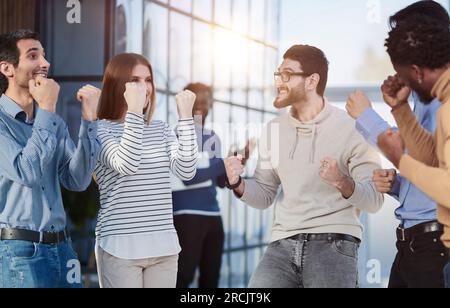 Business-Leute feiert und Ballen ihre Fäuste in die Luft als ein erfolgreiches team Stockfoto