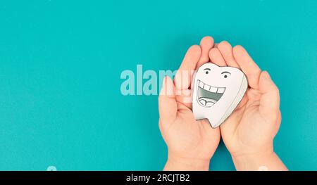 Weißer Zahn mit lächelndem Gesicht, Zahngesundheit, Zahnhygiene, medizinisches Konzept, Zeichnung Stockfoto