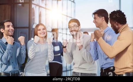 Business-Leute feiert und Ballen ihre Fäuste in die Luft als ein erfolgreiches team Stockfoto