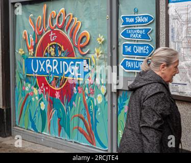 Uxbridge, England. 14. Juli 2023. Mitglied der öffentlichen Pässe Willkommen bei der Uxbridge Malerei vor der U-Bahn-Station in Boris Johnsons ehemaligem Wahlkreis.Eine Nachwahl für den Parlamentswahlkreis Uxbridge und South Ruislip im Vereinigten Königreich ist für den 20. Juli 2023 geplant. Nach dem Rücktritt des ehemaligen Ministerpräsidenten Boris Johnson als Parlamentsmitglied am 12. Juni. Kredit: Horst Friedrichs/Alamy Live Stockfoto