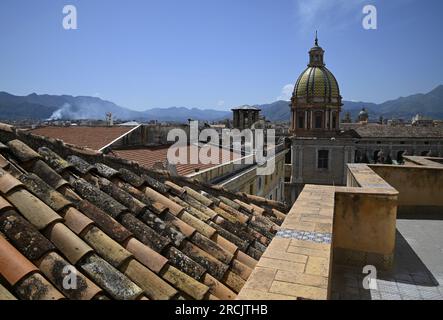 Stadtbild mit malerischem Blick auf das barocke Chiesa di San Giuseppe dei Teatini, ein historisches Wahrzeichen von Palermo in Sizilien, Italien. Stockfoto