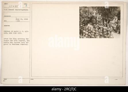 Beerdigung von Major J.P. Mitchell in New York City. Das Foto zeigt den Moment, in dem die Flagge, die den Sarg bedeckt, entfernt wird, bevor der Sarg auf dem Woodlawn Cemetery in das Grab abgesenkt wird. Aufgenommen am 11. Juli 1918. US School Cinematography. Negative Zahl 315426. Stockfoto