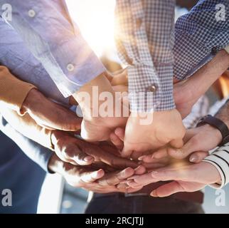 Junge Geschäftsleute, die sich zusammentun. Handstapel. Stockfoto