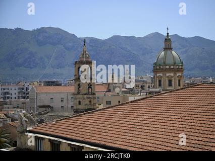 Stadtbild mit malerischem Blick auf das barocke Chiesa di San Giuseppe dei Teatini, ein historisches Wahrzeichen von Palermo in Sizilien, Italien. Stockfoto